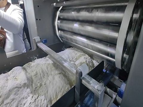 Устройство подачи теста с системой бесстрессовой обработки